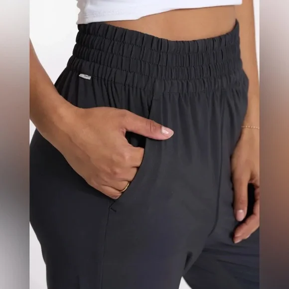 NWT sz M Vuori Villa Cargo Jogger black pockets stretch waist - Picture 7 of 10